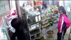 黑客破解医院路边药店诊疗室摄像头偷拍 ️打针的小姐姐连打2针 捂着屁股出门   截图4