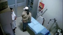 黑客破解医院路边药店诊疗室摄像头偷拍 ️打针的小姐姐连打2针 捂着屁股出门   截图7
