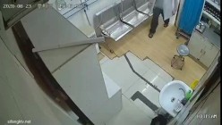 黑客破解医院路边药店诊疗室摄像头偷拍 ️打针的小姐姐连打2针 捂着屁股出门   截图8