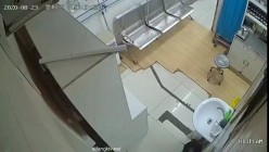 黑客破解医院路边药店诊疗室摄像头偷拍 ️打针的小姐姐连打2针 捂着屁股出门   截图9