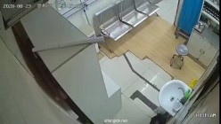 黑客破解医院路边药店诊疗室摄像头偷拍 ️打针的小姐姐连打2针 捂着屁股出门   截图10