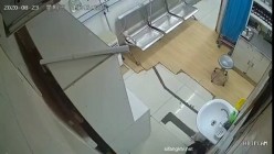 黑客破解医院路边药店诊疗室摄像头偷拍 ️打针的小姐姐连打2针 捂着屁股出门   截图11