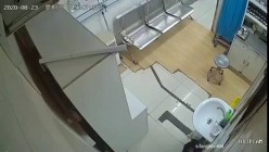 黑客破解医院路边药店诊疗室摄像头偷拍 ️打针的小姐姐连打2针 捂着屁股出门   截图12