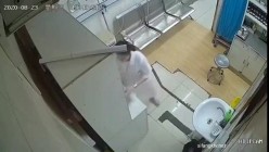 黑客破解医院路边药店诊疗室摄像头偷拍 ️打针的小姐姐连打2针 捂着屁股出门   截图13