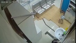 黑客破解医院路边药店诊疗室摄像头偷拍 ️打针的小姐姐连打2针 捂着屁股出门   截图14