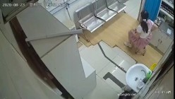 黑客破解医院路边药店诊疗室摄像头偷拍 ️打针的小姐姐连打2针 捂着屁股出门   截图15