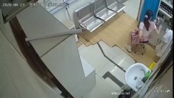 黑客破解医院路边药店诊疗室摄像头偷拍 ️打针的小姐姐连打2针 捂着屁股出门   截图16