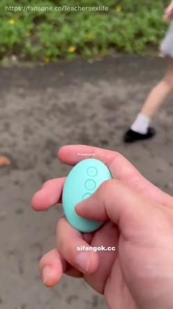 极品性瘾小夫妻【温妮的爸妈】最新付费福利，温泉露出挑战，野外遥控，啪啪不给精液就捣蛋 截图3