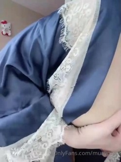 【你的淫荡姨妈】泰国轻熟人妻型巨乳网黄御姐「Muaymyb」露脸大尺度私拍 风骚露出男女通吃多穴满足 截图1