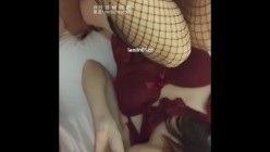 绿帽老公带红衣娇妻首次3P，【郑州人妻】，被单男压在身下干的时候，一定要牵着老公的收，羞愧中 截图4