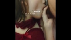 绿帽老公带红衣娇妻首次3P，【郑州人妻】，被单男压在身下干的时候，一定要牵着老公的收，羞愧中 截图5