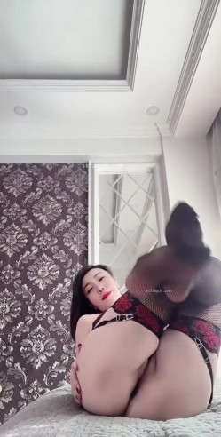 国女媚黑，【sharemywife24hr】，穿上高跟鞋让小黑来家里操她，人妻嗷嗷叫，被捅得又疼又爽 截图10