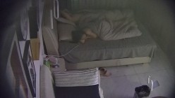 酒店偷拍反差婊气质妹子刚进入酒店就褪下裙子迫不及待等待男友的大屌插入 截图4