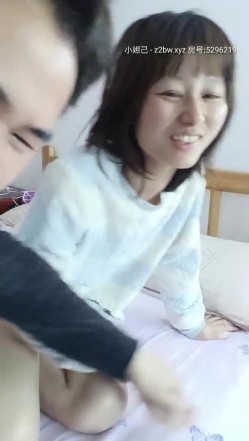 趁前丈母娘不在去她家里把小姨妹给操了姐夫动作粗鲁小姨子有点接受不了还说你真比你姐骚舔一下就出水无套内射 截图3