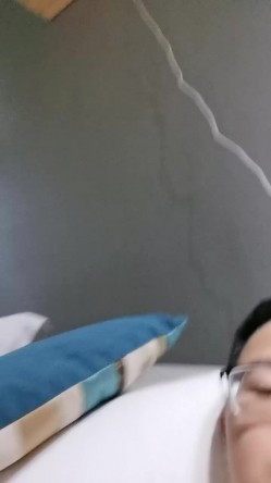 新人小女友颜值不错奶子上还有纹身，躺在床上让小哥玩逼还得戴上眼镜看，吃奶抠逼刺激口交大鸡巴无套上位 截图14