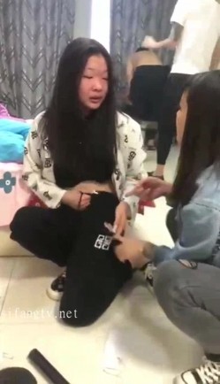 最新热搜门事件沈阳青年男女抓奸为名殴打并强迫发生性关系，非常脑残还摆poss自拍发圈 截图2