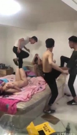 最新热搜门事件沈阳青年男女抓奸为名殴打并强迫发生性关系，非常脑残还摆poss自拍发圈 截图5