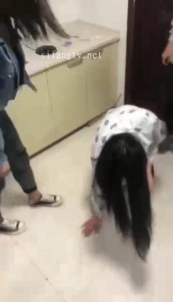 最新热搜门事件沈阳青年男女抓奸为名殴打并强迫发生性关系，非常脑残还摆poss自拍发圈 截图6