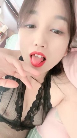 村花的快乐田园生活，【甜甜小少妇】，抖音没做起来，就到乡村小道旁，跳蛋塞穴，紧张刺激又爽到喷水 截图12