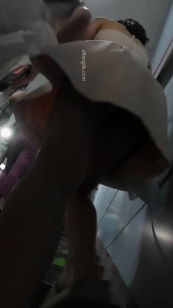 抖音骚逼熟女【哓乐乐】裸舞诱惑，大尺度掰逼展示，道具自慰高潮，挫逼潮喷，熟女爱好者不可错过 截图2