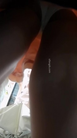 抖音骚逼熟女【哓乐乐】裸舞诱惑，大尺度掰逼展示，道具自慰高潮，挫逼潮喷，熟女爱好者不可错过 截图6