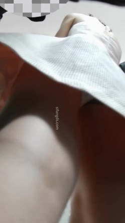 抖音骚逼熟女【哓乐乐】裸舞诱惑，大尺度掰逼展示，道具自慰高潮，挫逼潮喷，熟女爱好者不可错过 截图7