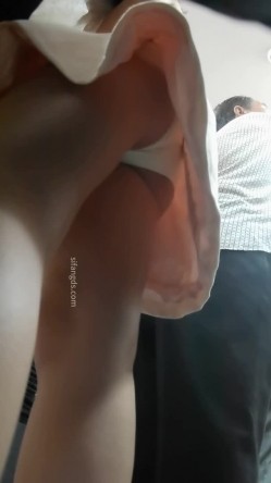 抖音骚逼熟女【哓乐乐】裸舞诱惑，大尺度掰逼展示，道具自慰高潮，挫逼潮喷，熟女爱好者不可错过 截图8