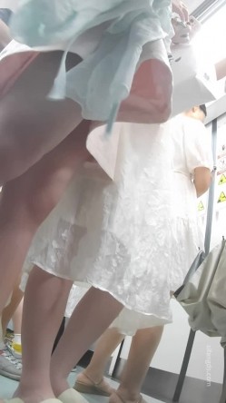 抖音骚逼熟女【哓乐乐】裸舞诱惑，大尺度掰逼展示，道具自慰高潮，挫逼潮喷，熟女爱好者不可错过 截图14