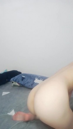 颜值不错短发妹子全裸诱惑 性感丁字裤自摸逼逼翘起屁股毛毛挺多 截图11