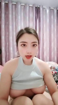 大奶新人小少妇露脸大耳环，看到这浓密的逼毛就知道的性欲有多旺盛，跟狼友互动撩骚揉奶玩逼自慰呻吟好刺激 截图2