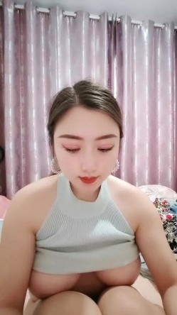 大奶新人小少妇露脸大耳环，看到这浓密的逼毛就知道的性欲有多旺盛，跟狼友互动撩骚揉奶玩逼自慰呻吟好刺激 截图3
