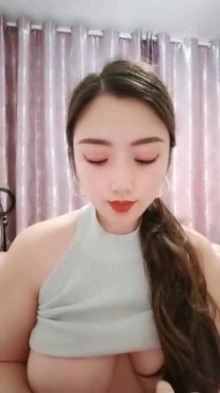 大奶新人小少妇露脸大耳环，看到这浓密的逼毛就知道的性欲有多旺盛，跟狼友互动撩骚揉奶玩逼自慰呻吟好刺激 截图6