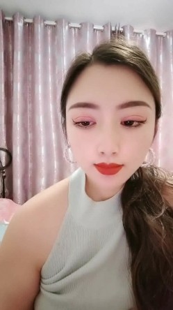 大奶新人小少妇露脸大耳环，看到这浓密的逼毛就知道的性欲有多旺盛，跟狼友互动撩骚揉奶玩逼自慰呻吟好刺激 截图7