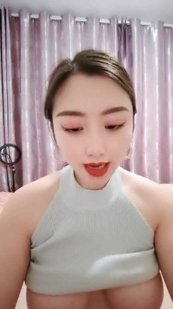 大奶新人小少妇露脸大耳环，看到这浓密的逼毛就知道的性欲有多旺盛，跟狼友互动撩骚揉奶玩逼自慰呻吟好刺激 截图14