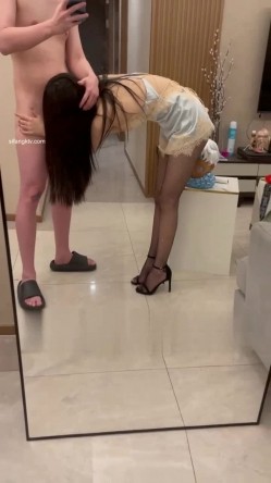 终极反差调教！颜值身材天花板某航极品空姐工作时是女神下班就是金主母狗~足交吃精浇尿啪啪各种侮辱 截图11
