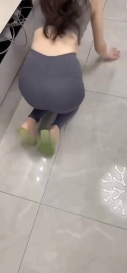 【最美瑜伽嫂子】正式成为大神的专属母狗，狗链栓着给口 截图1
