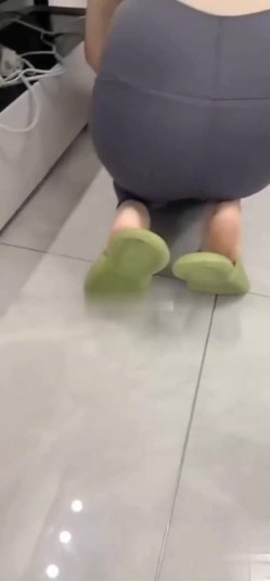 【最美瑜伽嫂子】正式成为大神的专属母狗，狗链栓着给口 截图2