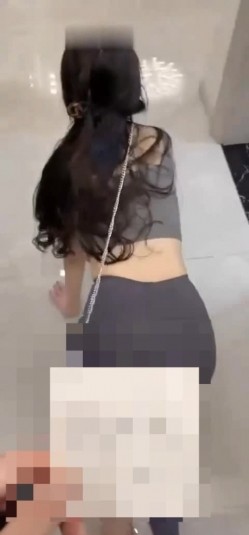 【最美瑜伽嫂子】正式成为大神的专属母狗，狗链栓着给口 截图3