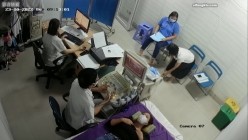 黑客破解医院妇科监控摄像头偷拍 男医生做B超阴超磨蹭温柔插入眼镜少妇不好意思看 截图1