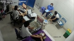 黑客破解医院妇科监控摄像头偷拍 男医生做B超阴超磨蹭温柔插入眼镜少妇不好意思看 截图2
