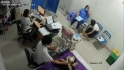 黑客破解医院妇科监控摄像头偷拍 男医生做B超阴超磨蹭温柔插入眼镜少妇不好意思看 截图3