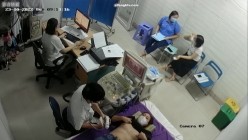 黑客破解医院妇科监控摄像头偷拍 男医生做B超阴超磨蹭温柔插入眼镜少妇不好意思看 截图4