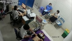 黑客破解医院妇科监控摄像头偷拍 男医生做B超阴超磨蹭温柔插入眼镜少妇不好意思看 截图5