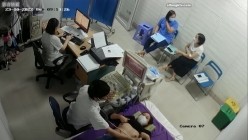 黑客破解医院妇科监控摄像头偷拍 男医生做B超阴超磨蹭温柔插入眼镜少妇不好意思看 截图6