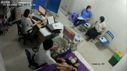 黑客破解医院妇科监控摄像头偷拍 男医生做B超阴超磨蹭温柔插入眼镜少妇不好意思看 截图7