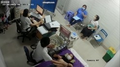 黑客破解医院妇科监控摄像头偷拍 男医生做B超阴超磨蹭温柔插入眼镜少妇不好意思看 截图9