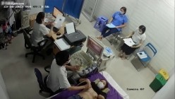黑客破解医院妇科监控摄像头偷拍 男医生做B超阴超磨蹭温柔插入眼镜少妇不好意思看 截图12