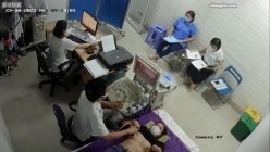 黑客破解医院妇科监控摄像头偷拍 男医生做B超阴超磨蹭温柔插入眼镜少妇不好意思看 截图13