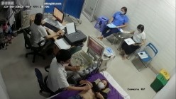 黑客破解医院妇科监控摄像头偷拍 男医生做B超阴超磨蹭温柔插入眼镜少妇不好意思看 截图14