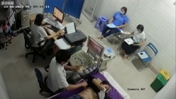 黑客破解医院妇科监控摄像头偷拍 男医生做B超阴超磨蹭温柔插入眼镜少妇不好意思看 截图15